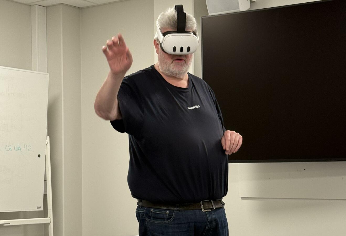 mann med VR- briller